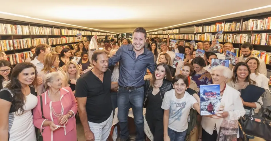 Rafael Scanavacca congestiona Livraria da Vila