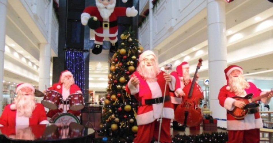 Banda de Papais Noéis eletrônicos toca no Shopping Penha