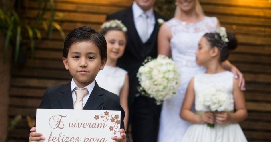 Placas e lousas trazem diversão à decoração de festas de casamento
