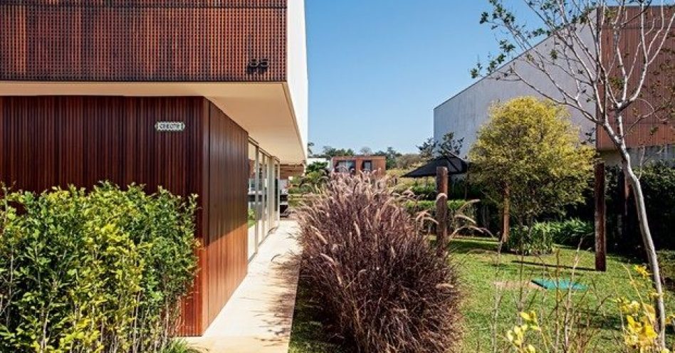Paisagista promove contraste entre construção moderna e jardim “desarrumado”