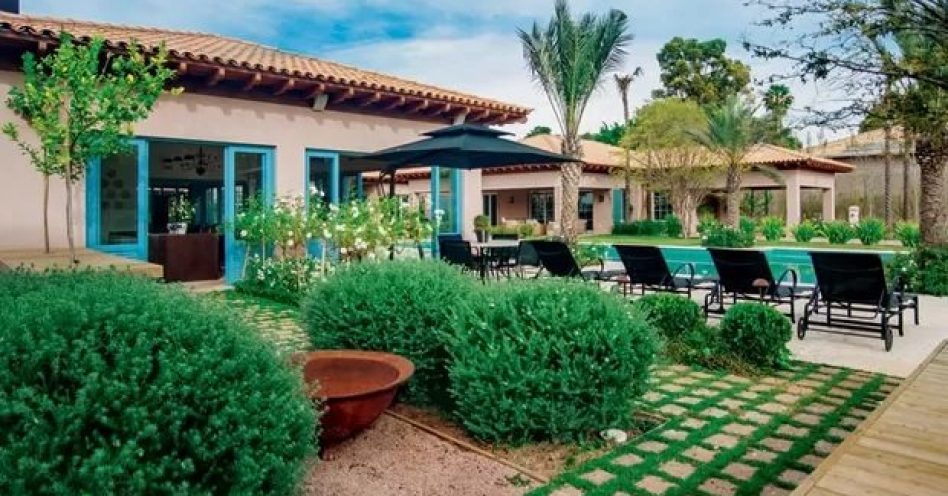 Decoração inspirada em Provença confere toque romântico ao jardim