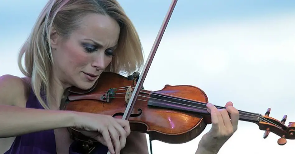 Violinista Caroline Campbell é certeza de show à parte na turnê de Andrea Bocelli