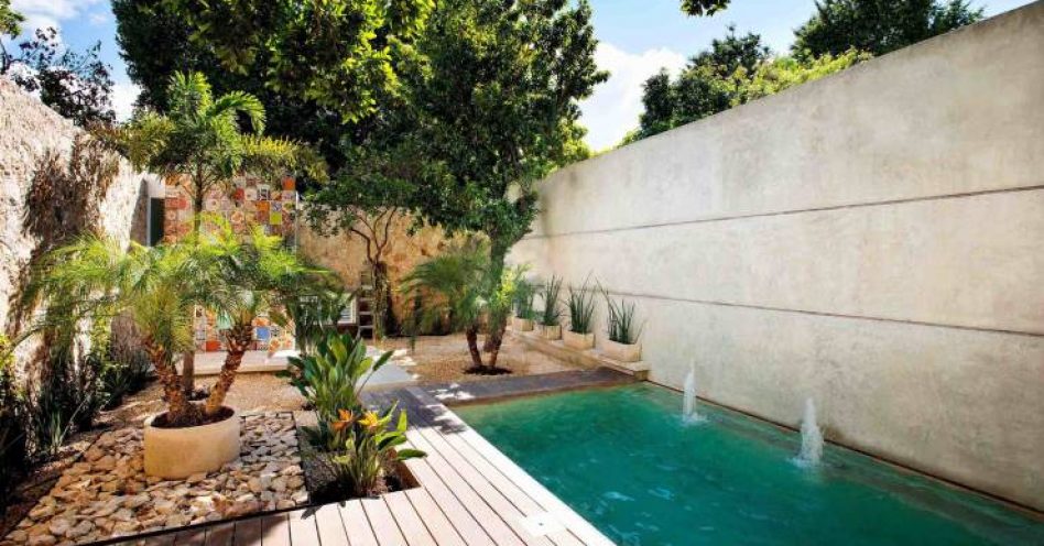 Pequenos espaços podem abrigar piscinas modernas e charmosas
