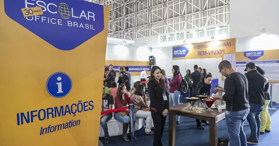 Caravanas trazem compradores de nove cidades à Escolar Office Brasil