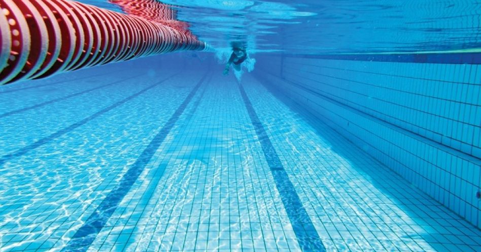Como cuidar da saúde dos olhos na piscina e no mar