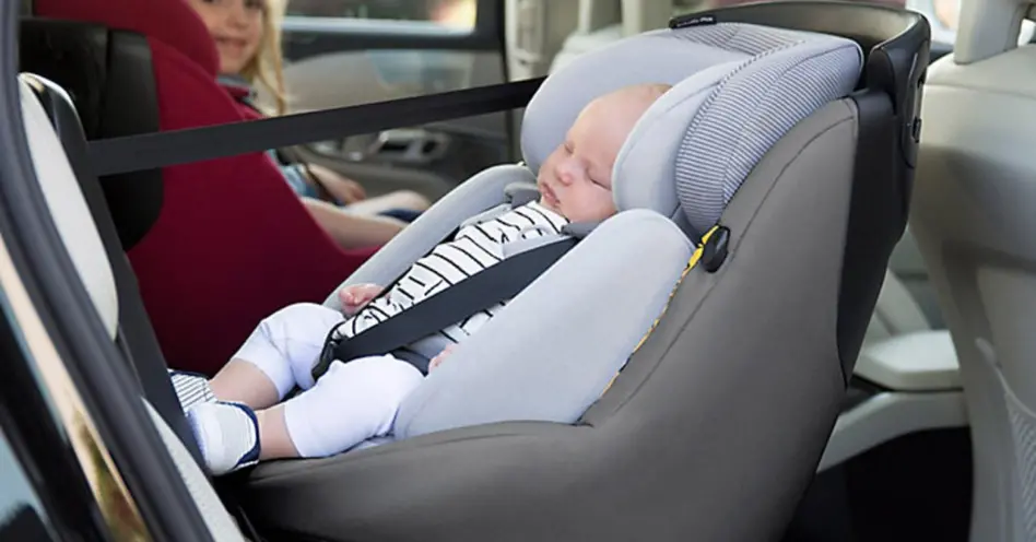 No carro, lugar de criança é no banco de trás e no assento especial