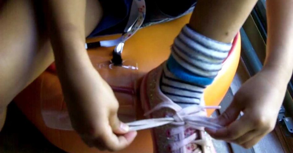 Sapatos de cadarço: saiba com qual idade a criança já consegue fazer o laço sozinha