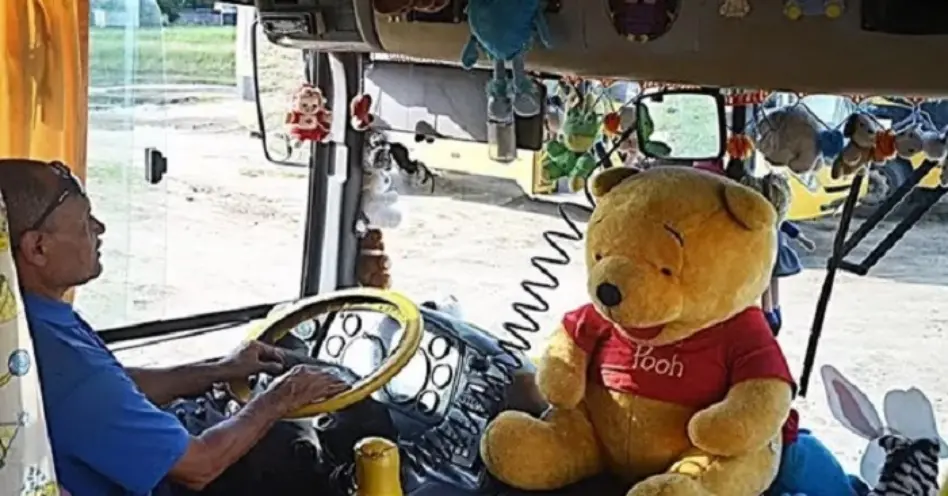 Motorista de transporte escolar transforma ônibus em quarto de brinquedos