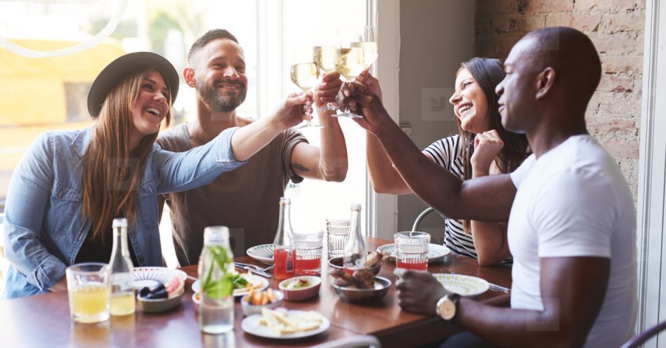 Qual o jeito certo de dispor casais à mesa em uma confraternização?