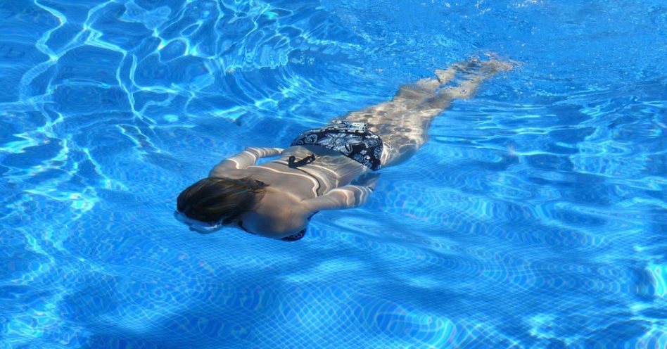 5 benefícios do banho de piscina gelado