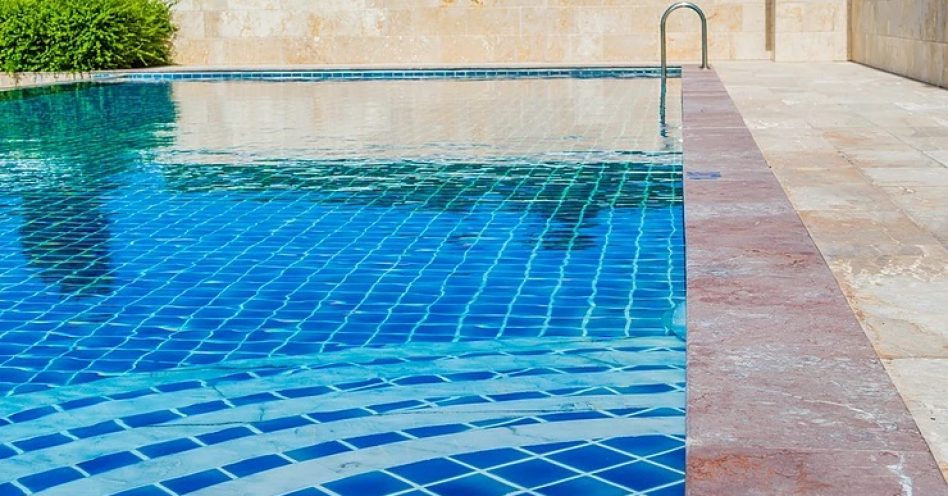 5 pedras naturais ideais para o entorno da piscina