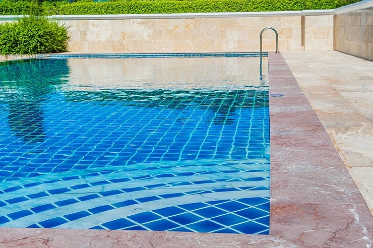 5 pedras naturais ideais para o entorno da piscina – Primeira Página
