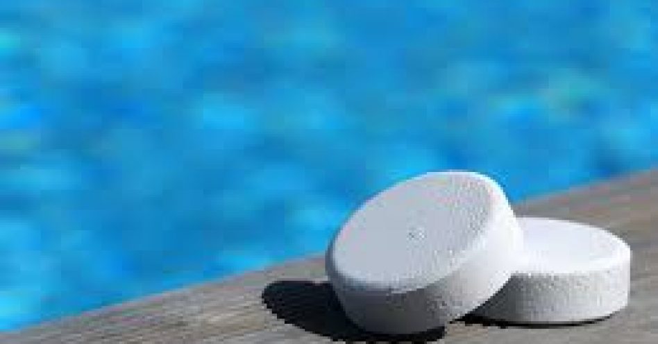 4 erros mais comuns ao aplicar cloro na piscina